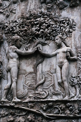 Фотография барельефа с изображением Адама и Евы в райском саду