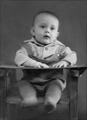 Schwarz-Weiß-Foto eines Kindes