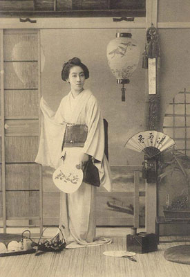 Una vecchia cartolina giapponese con Geisha