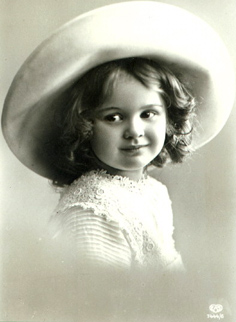 Fotografia in bianco e nero di una bambina