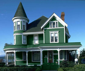 Стены дома перекрашены в зеленый цвет