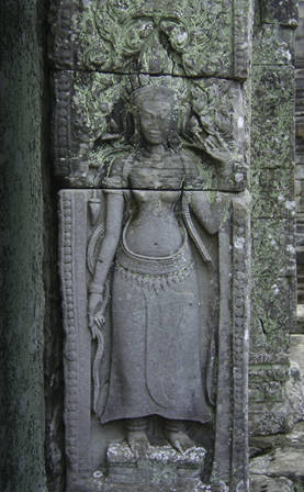 Ein Steinbasrelief in einem Tempel in Angkor, Kambodscha