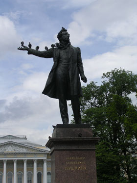 un monument à Pushkin: une photo sous-exposée